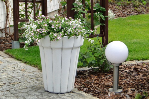 Вазон современный, круглый, ребристый