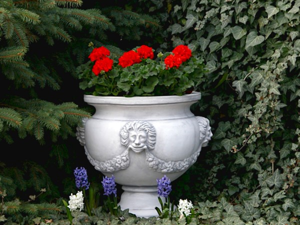 Вазон античный, круглый, с орнаментом, на ножке