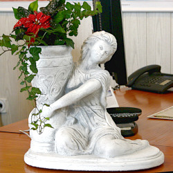 Вазон скульптурный Девушка с вазой