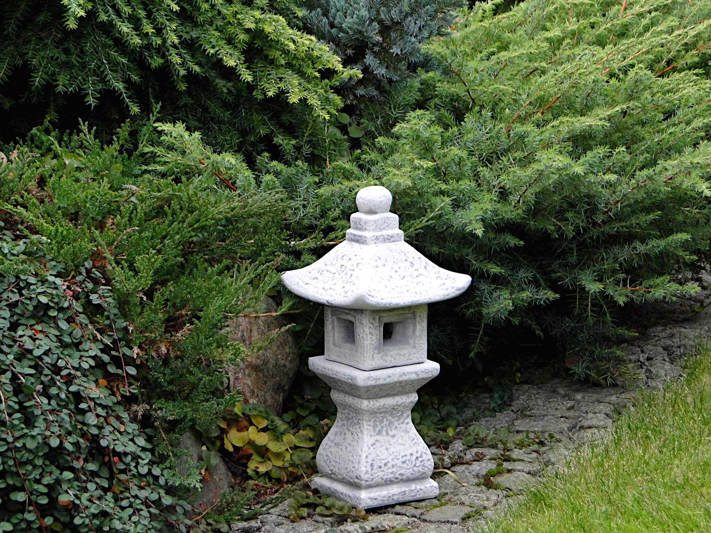 Японский садовый фонарь. Японский фонарь Касуга-Торо. Фонарь Орибе Торо. Японский фонарь ямадоро. Ямадоро Торо фонарь.