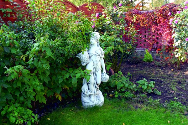 Скульптура античная Девушка с корзинками