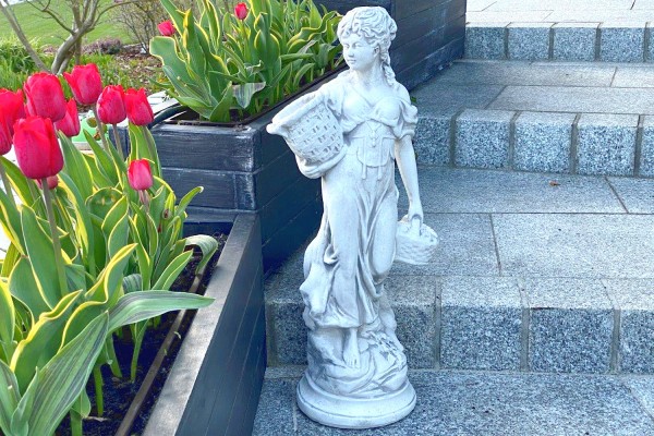 Скульптура Девушка с корзинками