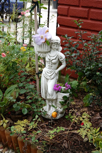 Скульптура классическая Девушка с корзинками