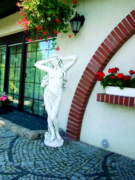 Скульптура античная Девушка с руками за голову