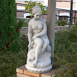 Скульптура античная Девушка обнажённая сидит