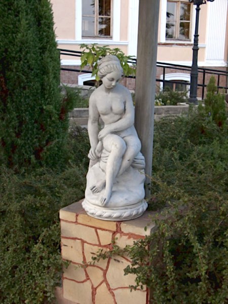 Скульптура античная Девушка обнажённая сидит