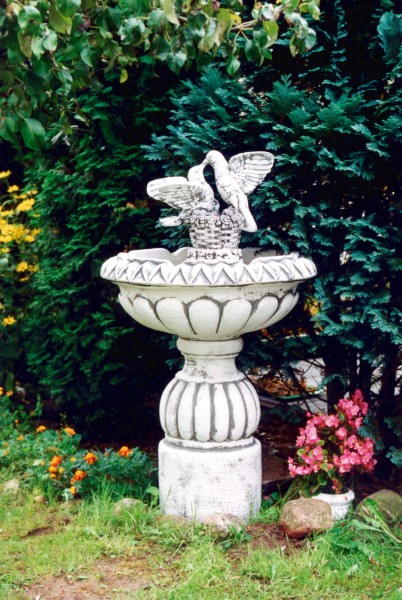 Фонтан античный Голуби