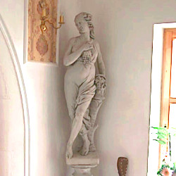 Скульптура античная Девушка с виноградом