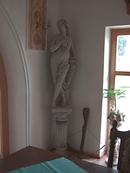 Скульптура античная Девушка с виноградом