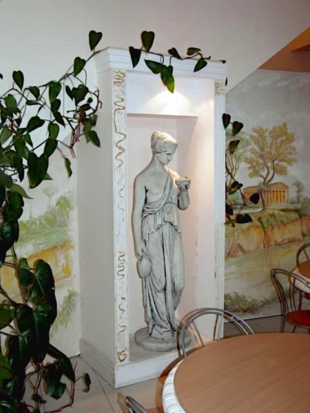 Скульптура античная Девушка с поилкой для птиц