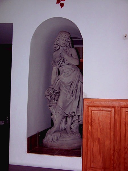 Скульптура античная Девушка с цветами