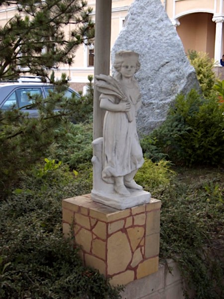 Скульптура Девушка с колосьями средняя