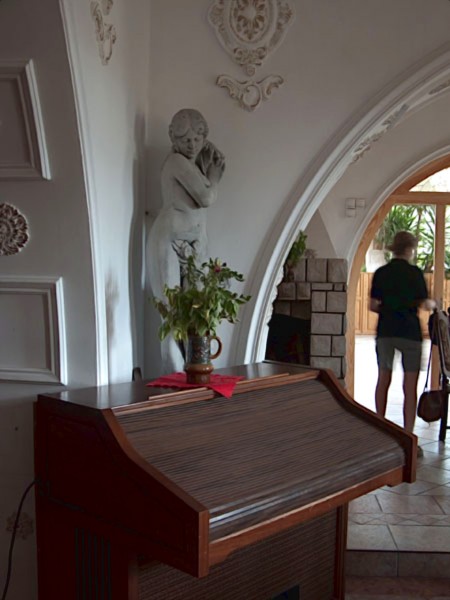 Скульптура античная Девушка обнажённая с цветком