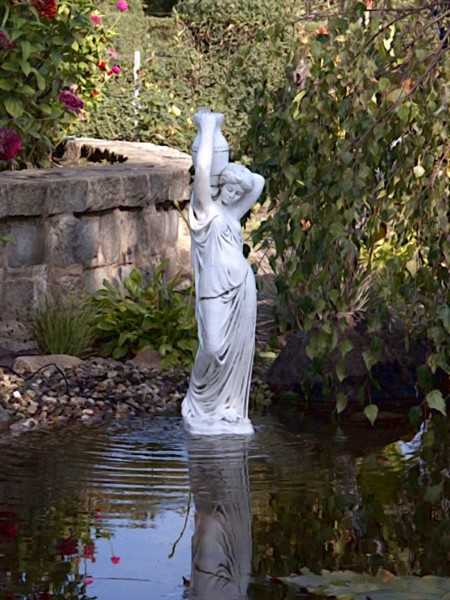 Скульптура античная Девушка с кувшином на плече