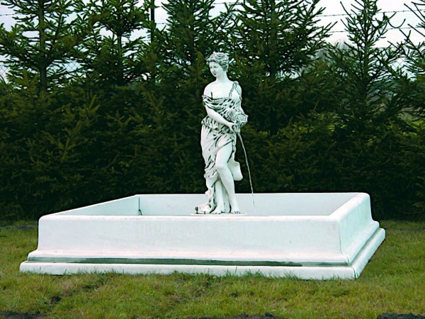 Скульптура античная  Девушка с ракушкой