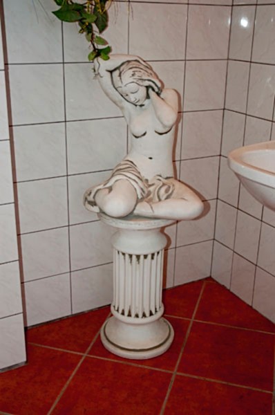 Скульптура классическая Девушка сидит у воды