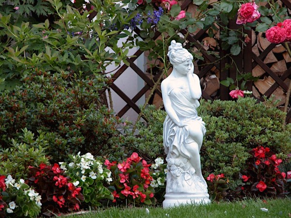 Скульптура античная Девушка сидит