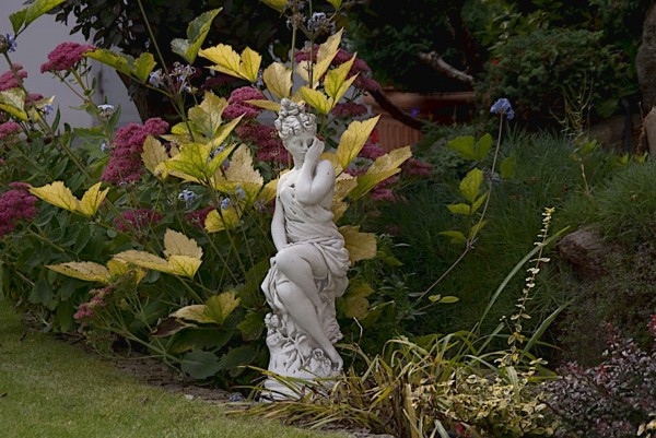 Скульптура античная Девушка сидит