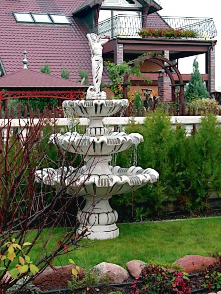 Фонтан скульптурный Девушка с закинутой рукой