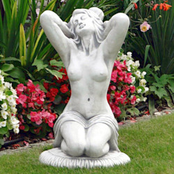 Скульптура классическая Девушка сидит с руками за голову