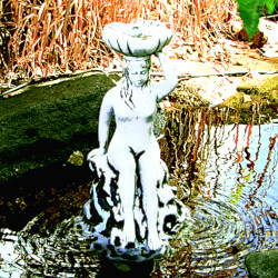 Скульптура Девушка с чашей с трубкой для воды