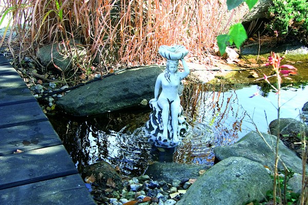 Скульптура Девушка с чашей с трубкой для воды