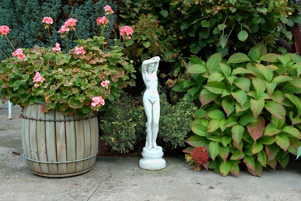 Скульптура античная Девушка с руками над головой