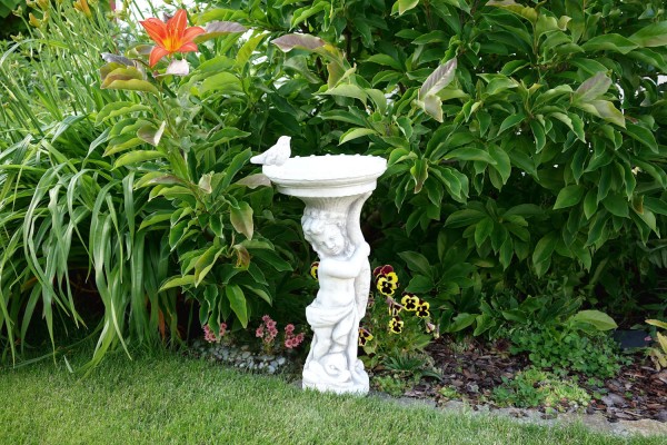 Скульптура Амур с поилкой для птиц