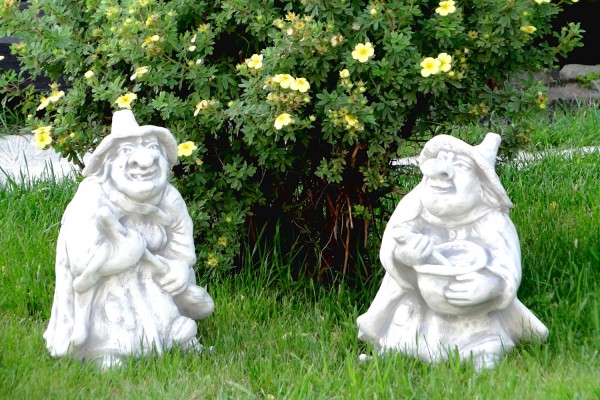 Скульптура Ведьма с метлой