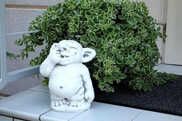 Фигурка малая Гном с пальцем в носу