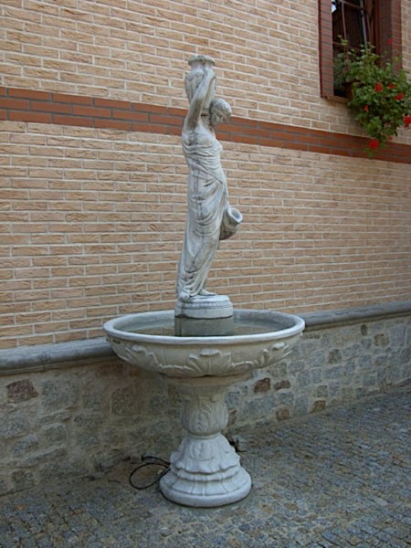 Фонтан скульптурный Римлянка с кувшинами