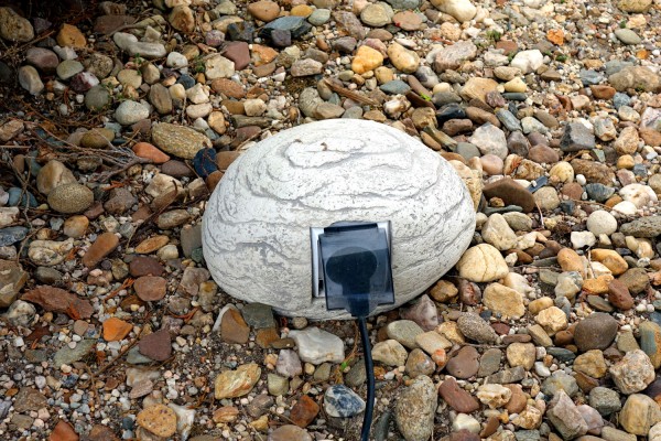 Декоративный элемент Камень с электрическими  розетками