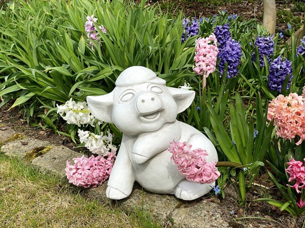Скульптура декоративная Поросенок в кепке