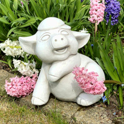 Скульптура декоративная Поросенок в кепке