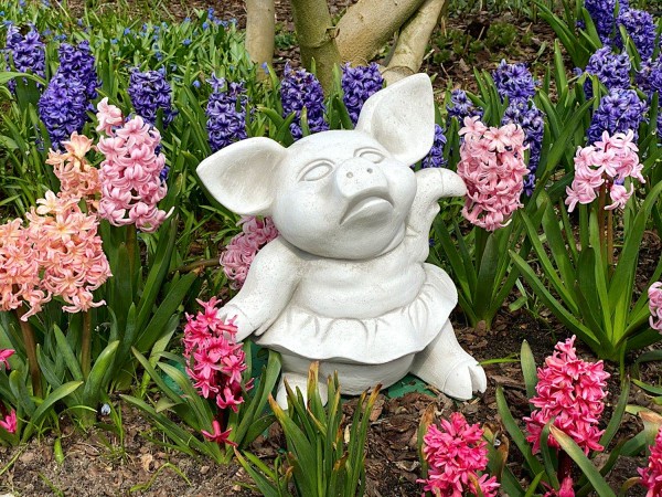 Скульптура декоративная Поросенок в юбочке,