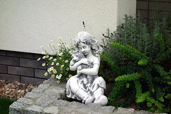 Скульптура Девочка с собакой