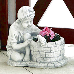 Скульптура современная Мальчик у родника с лягушкой