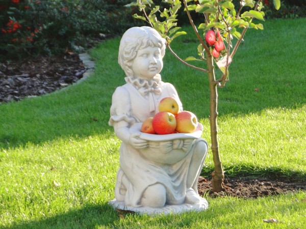 Скульптура Девочка держит шляпу