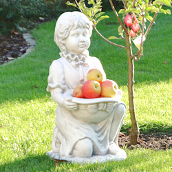 Скульптура Девочка держит шляпу