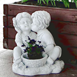 Скульптура современная Дети целуются