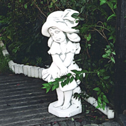 Скульптура классическая Девочка в шляпе и с сумочкой