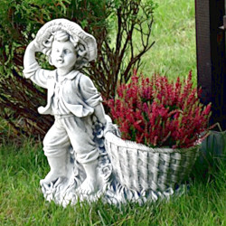 Скульптура современная Мальчик тащит корзинку