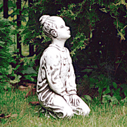 Скульптура современная Мальчик сидящий на коленях