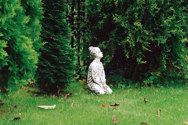 Скульптура современная Мальчик сидящий на коленях