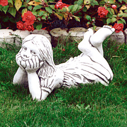 Скульптура современная Девочка лежит