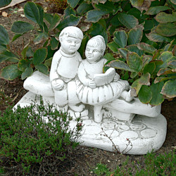 Скульптура Девочка и мальчик сидят на лавочке