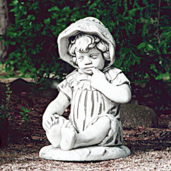 Скульптура классическая Девочка в шляпе сидит