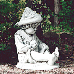 Скульптура классическая Мальчик в шляпе сидит