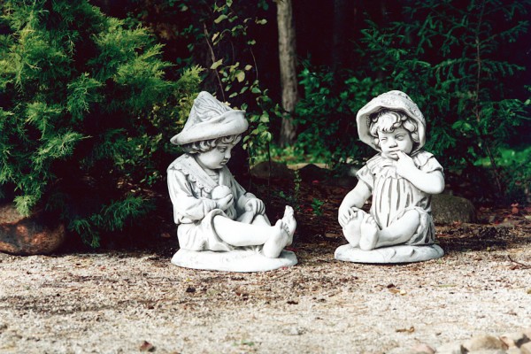 Скульптура классическая Мальчик в шляпе сидит