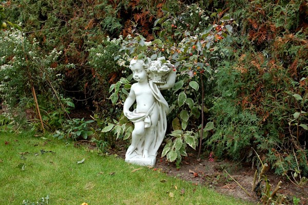 Скульптура Мальчик с корзинкой